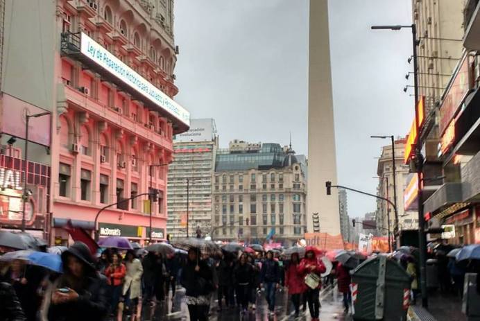 Obelisco de Buenos Aires, manifestación en las calles. Cielo gris.