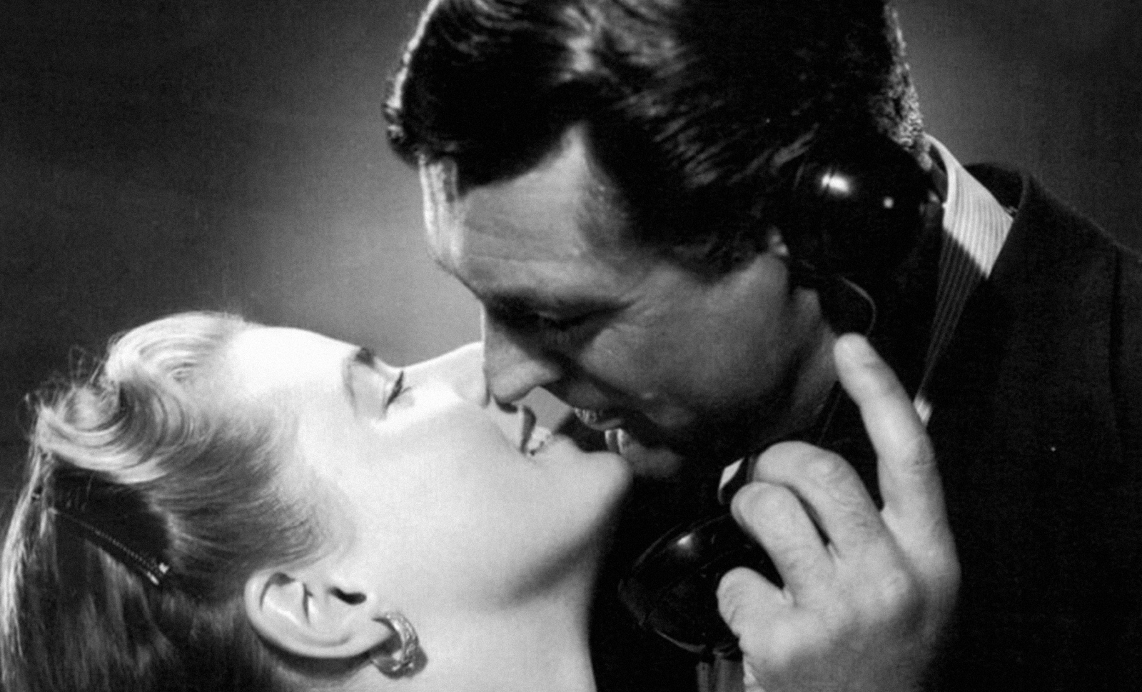 El beso hitchockiano.jpg