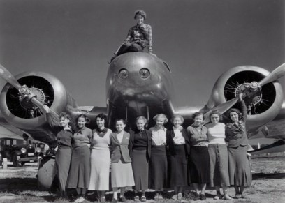 Amelia-Earhart with students-baul-DE-CARTAS